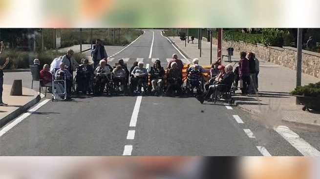 Sacan a ancianos en sillas de ruedas de una residencia para cortar una carretera por el 1-O