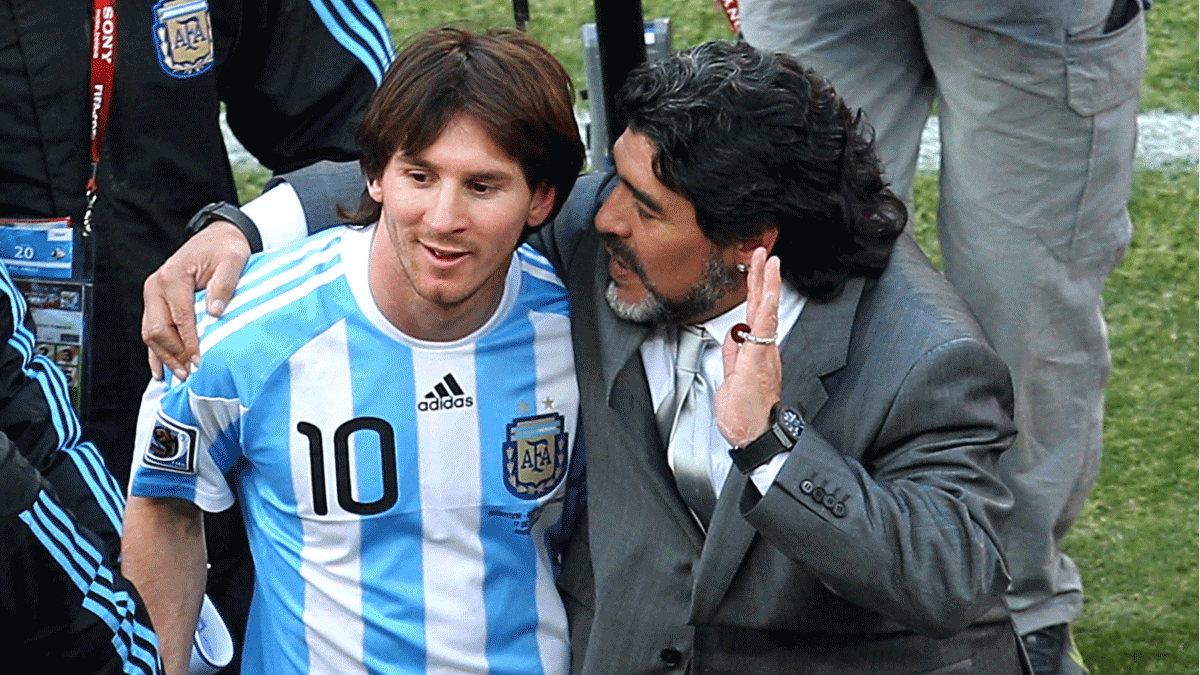 Maradona charla con Messi durante el Mundial de Sudáfrica. Getty)