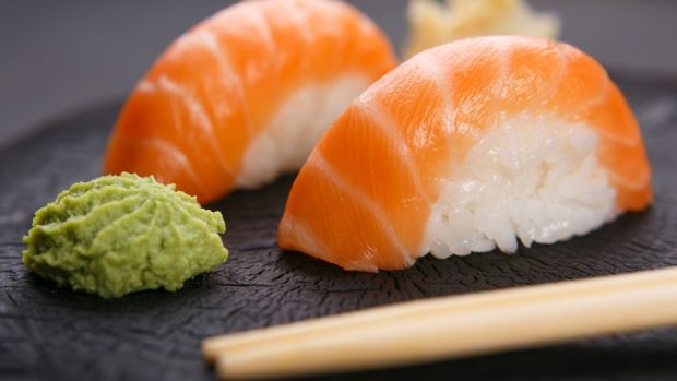 sashimi de salmón con wasabi