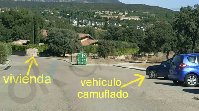 Vehículo camuflado de la Guardia Civil vigilando el chalet de Pablo Iglesias.
