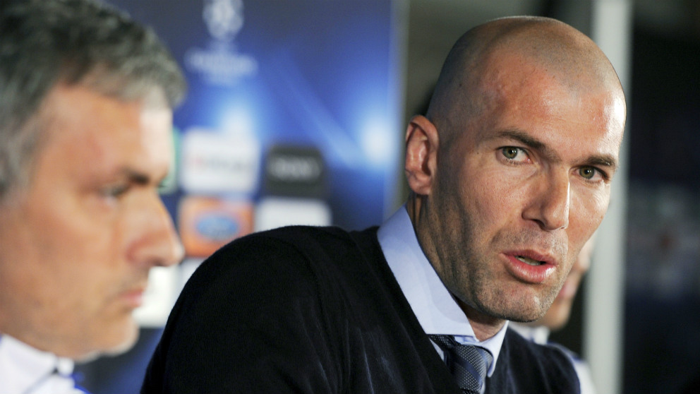 Zidane y Mourinho durante una rueda de prensa con el Real Madrid. (AFP)