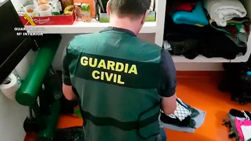 Fotografía facilitada por la Guardia Civil que ha desarticulado un grupo de 25 internos afines a la organización terrorista ISIS asentado en 17 cárceles españolas.