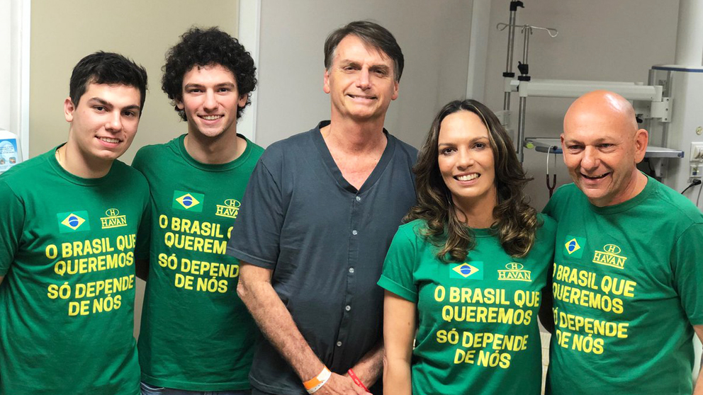 Jair Bolsonaro antes de abandonar el hospital tras su apuñalamiento.