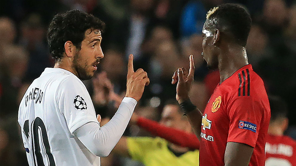 Dani Parejo y Paul Pogba, en el partido en Old Trafford. (AFP)