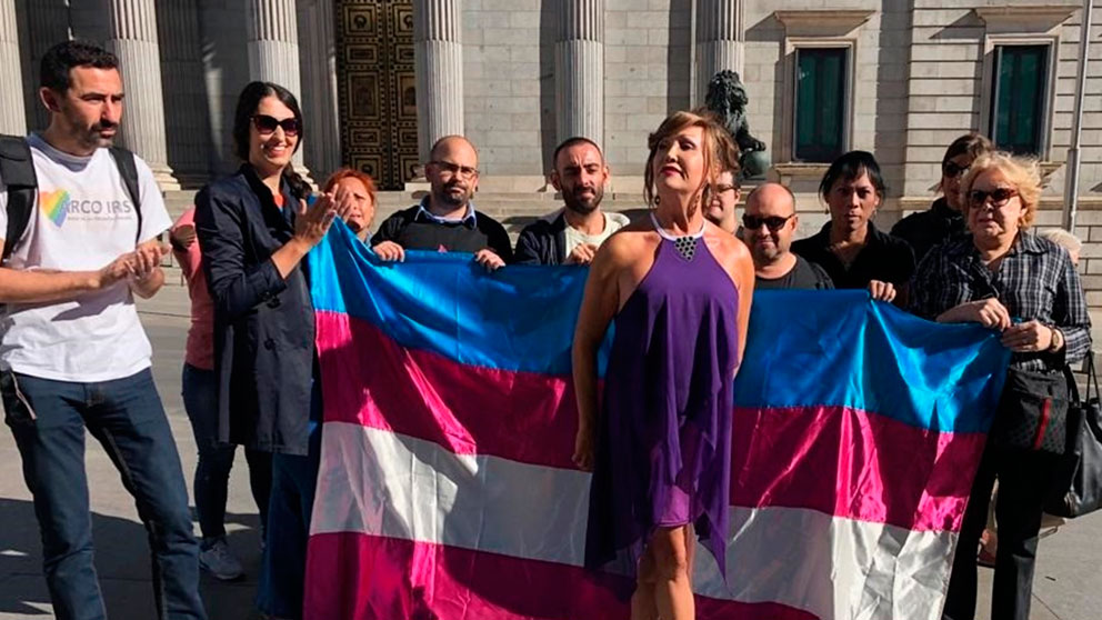 Activistas por la ‘Ley Trans’ inician una huelga dehambre frente al Congreso exigiendo a Pablo Iglesias que inicie el debate sobre la ley que su formación propuso. Foto: Europa Press