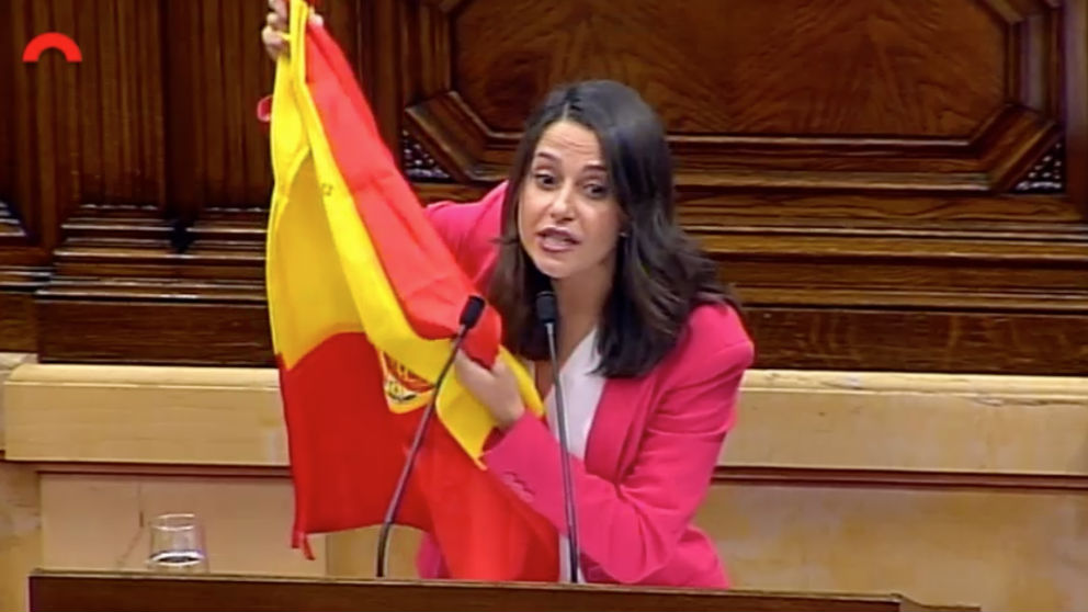 Inés Arrimadas saca una bandera de España en el Parlament de Cataluña