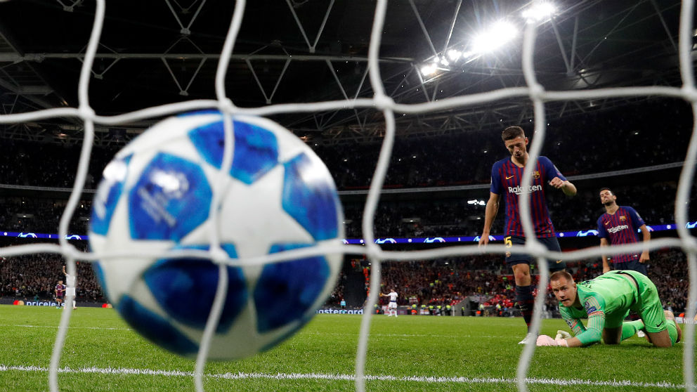 Ter Stegen mira el balón en el fondo de la red. (AFP)