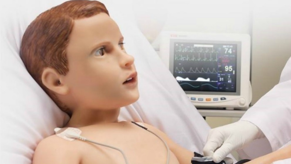 HAL, el robot que simula a pacientes de pediatría