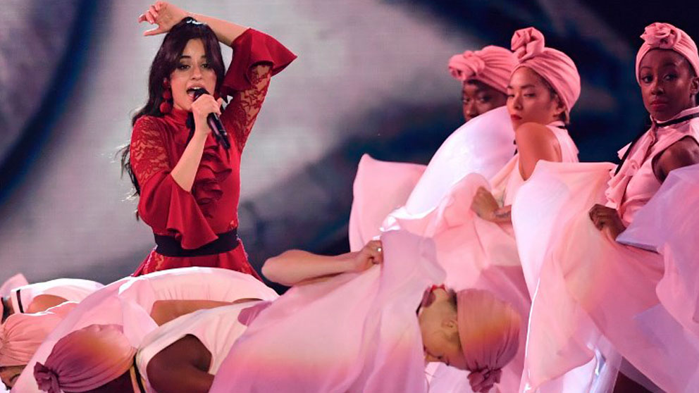 La cantante Camila Cabello durante su actuación en la gala de los premios EMA 2017. Foto: AFP
