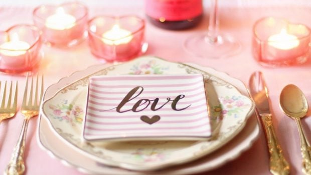 decorar la mesa para una cena romántica