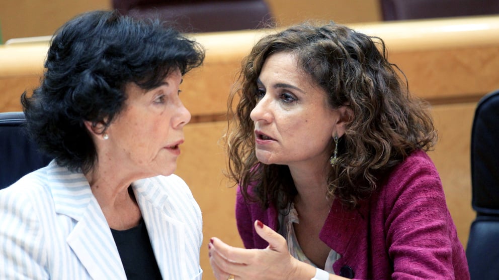 Las ministras Isabel Celaá y María Jesus Montero en el Senado. (Foto: EFE)