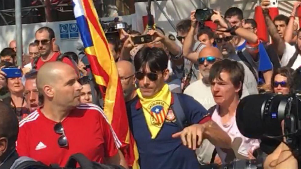 En el centro, Francisco López Gómez (con un pañuelo amarillo) y a la izquierda el policía nacional agredido.