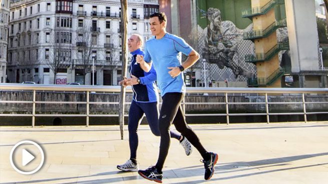 Pedro Sánchez corriendo por Bilbao. (Foto: EFE)