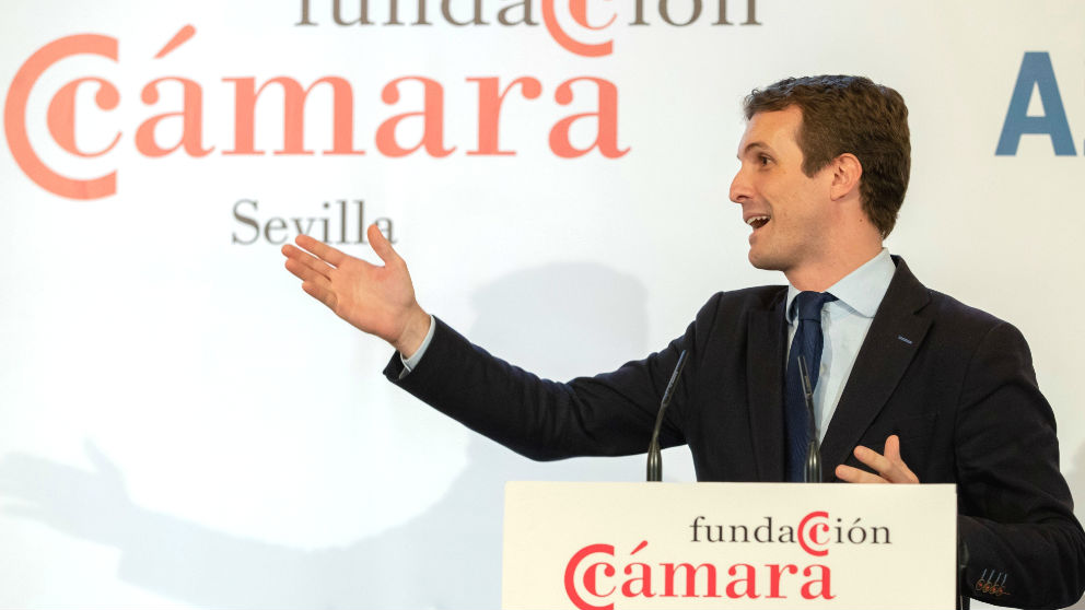 El presidente del PP, Pablo Casado, durante su intervención en el almuerzo-coloquio “Los nuevos retos para España y Andalucía” en el que han participado este mediodía en un hotel de Sevilla. (Foto: Efe)