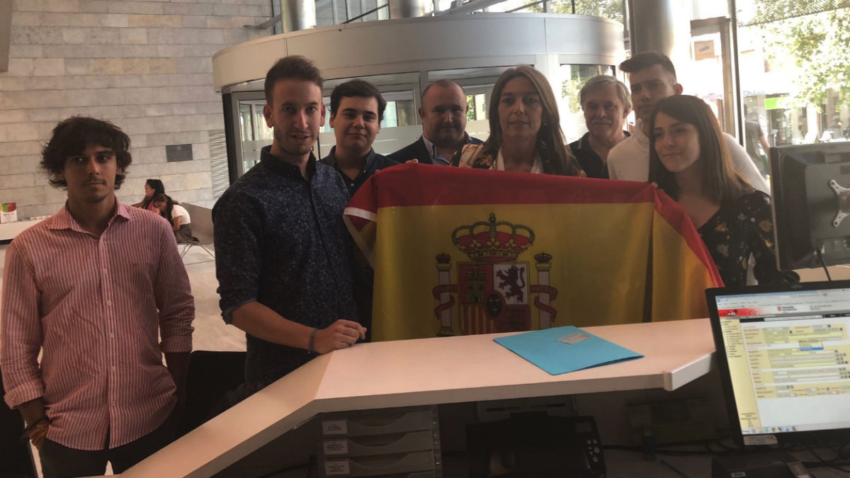 El PP lleva una bandera a la Delegación del Govern en Gerona (EP).