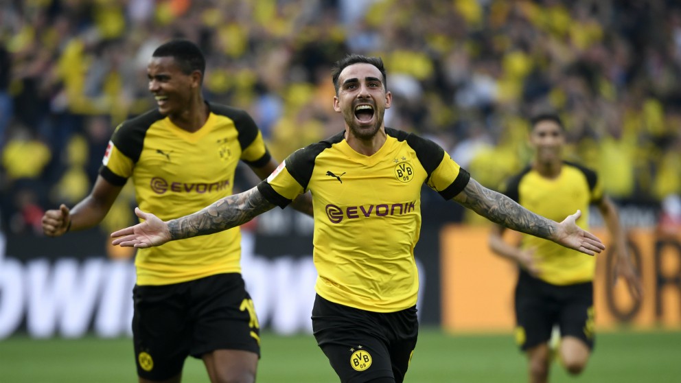 Alcácer celebra uno de sus goles con el Dortmund. (AFP)