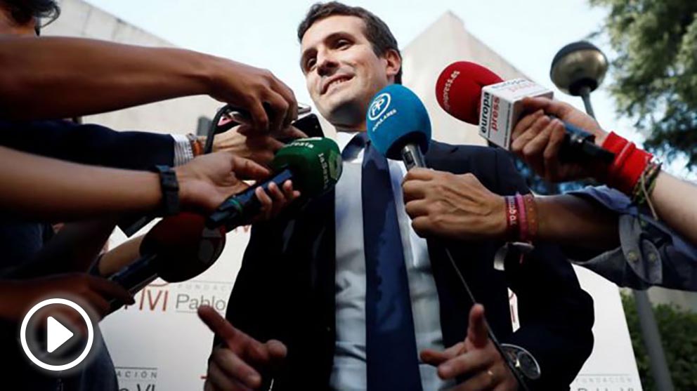 Pablo Casado atendiendo a los medios de comunicación