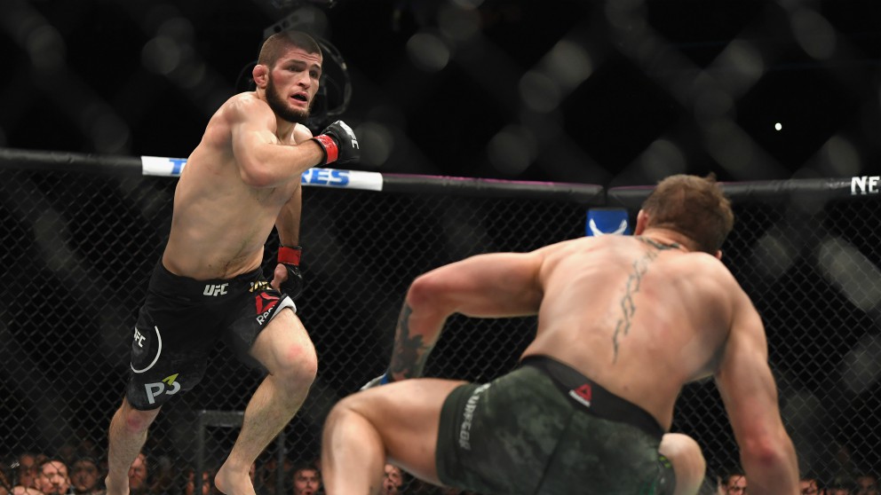 Khabib se lanza a por McGregor en el UFC 229. (AFP)