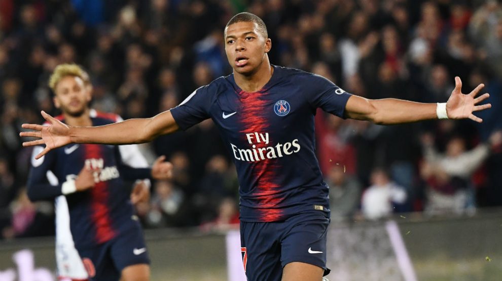 Mbappé, en la celebración de uno de sus cuatro goles al Lyon (AFP)