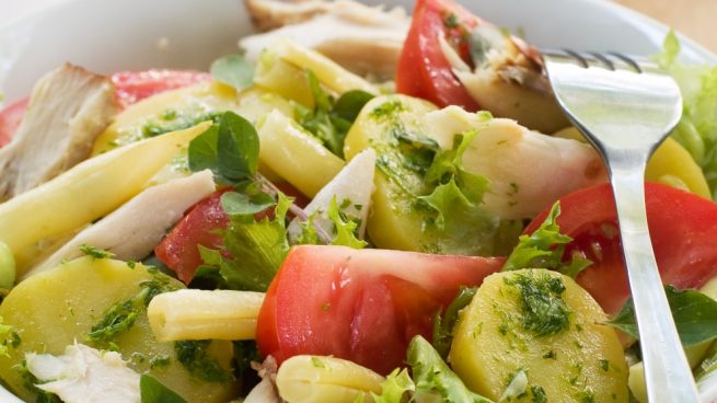 Kartoffelsalat mit Tomaten und Pesto - Star auf jeder Grillfete ...