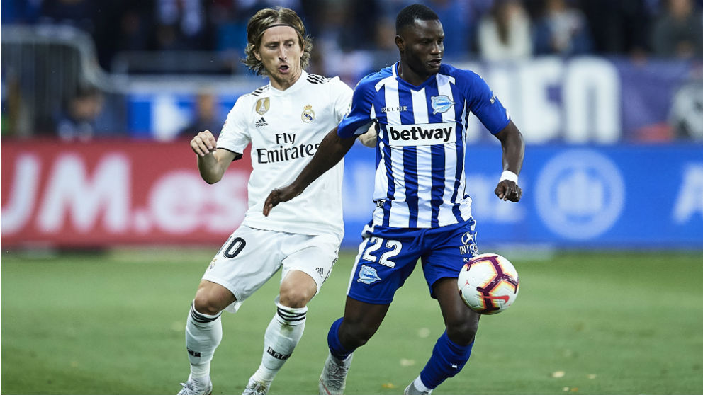 Wakaso controla un balón ante Modric. (Getty)