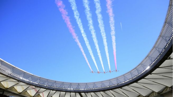 El Atlético celebra el 175 aniversario de la bandera de España con un espectáculo aéreo