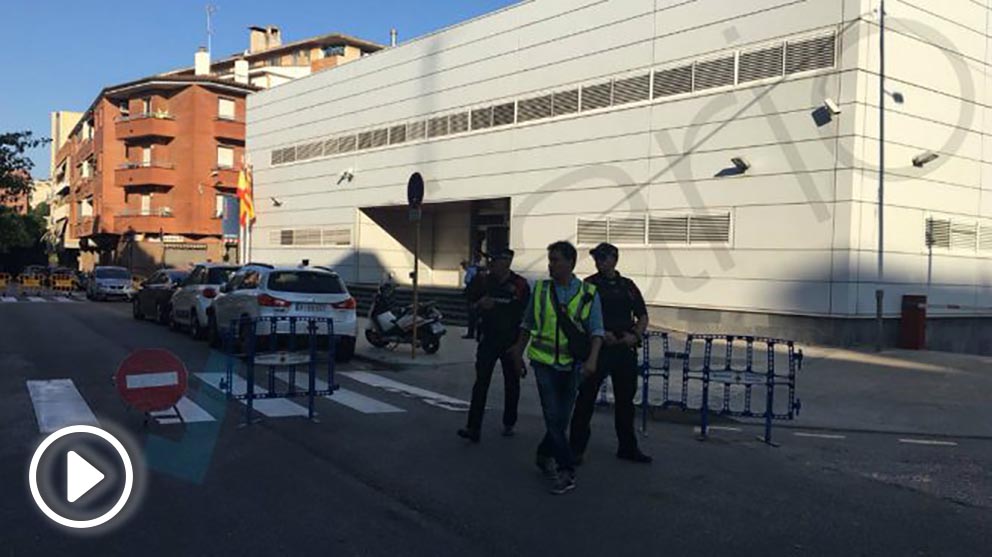 Agentes de los Mossos d’Esquadra custodian el cordón policial al rededor del centro tras el ataque que ha terminado con un hombre abatido. Foto: OKD