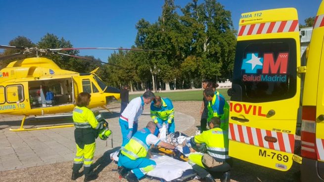 equipo-de-rescate-con-el-joven-herido-en-Aranjuez-por-su-padre