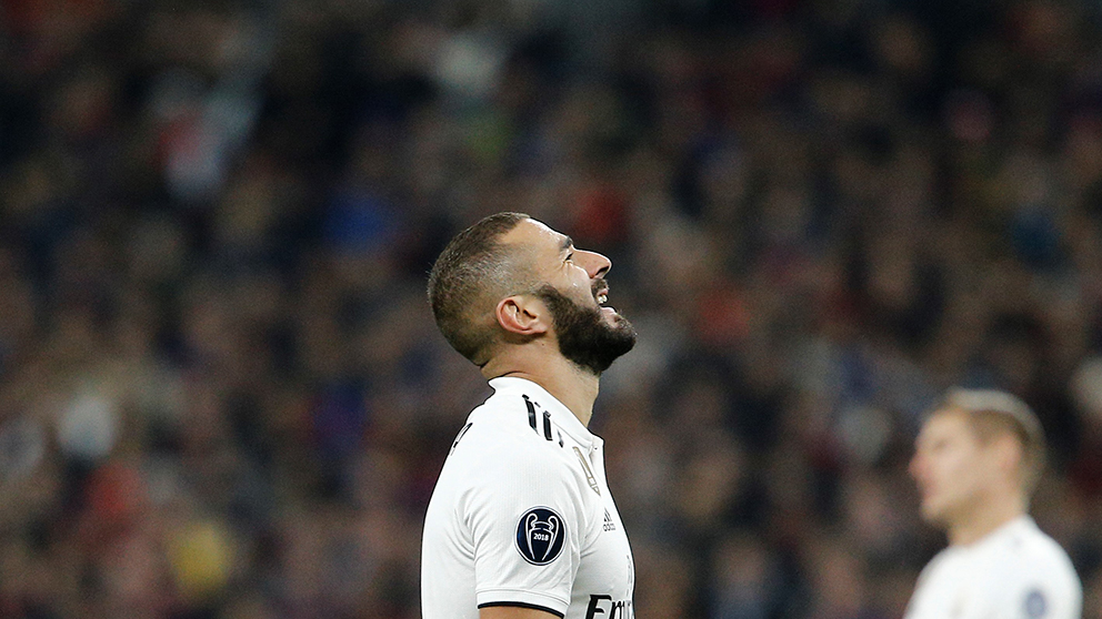 Karim Benzema se lamenta tras errar una ocasión de gol. (Getty)