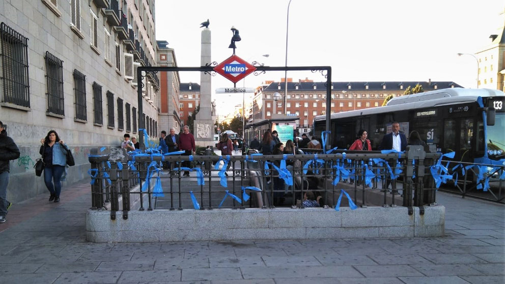 Una parada de metro en Moncloa con los lazos azules colocados por el colectivo neonazi Hogar Social Madrid en contraposición a los lazos amarillos del independentismo catalán. Foto: Europa Press