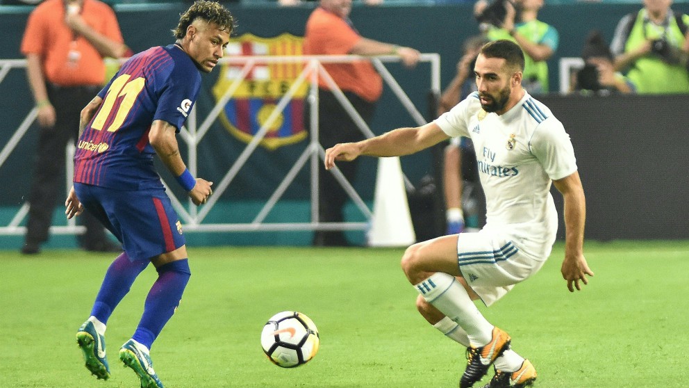Neymar y Carvajal, en un partido entre Barça y Madrid. (AFP)
