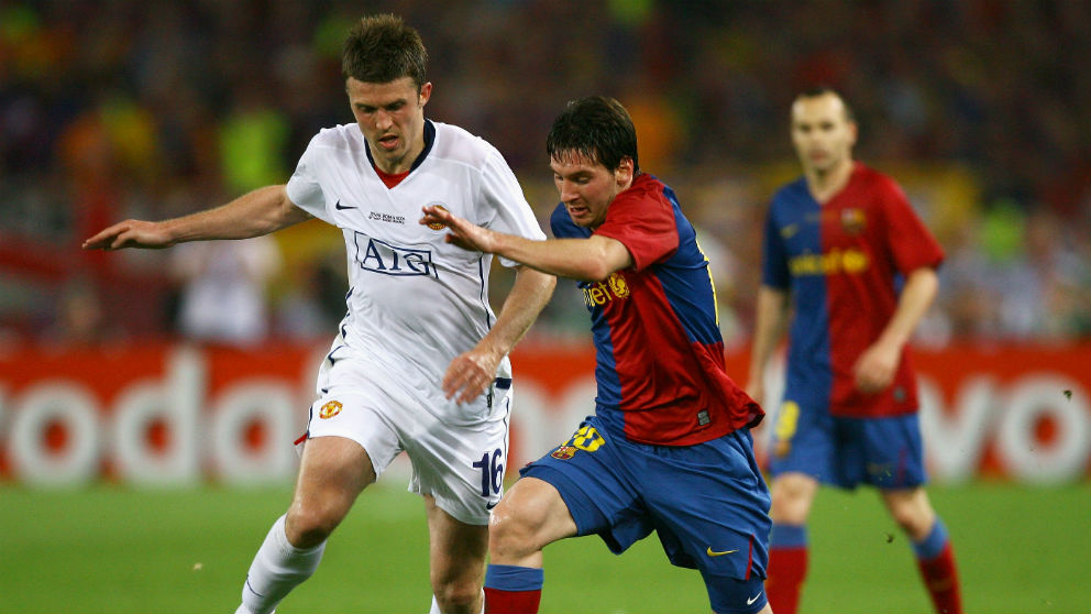 Michael Carrick pelea un balón con Leo Messi en la final de la Champions League 2009. (Getty)