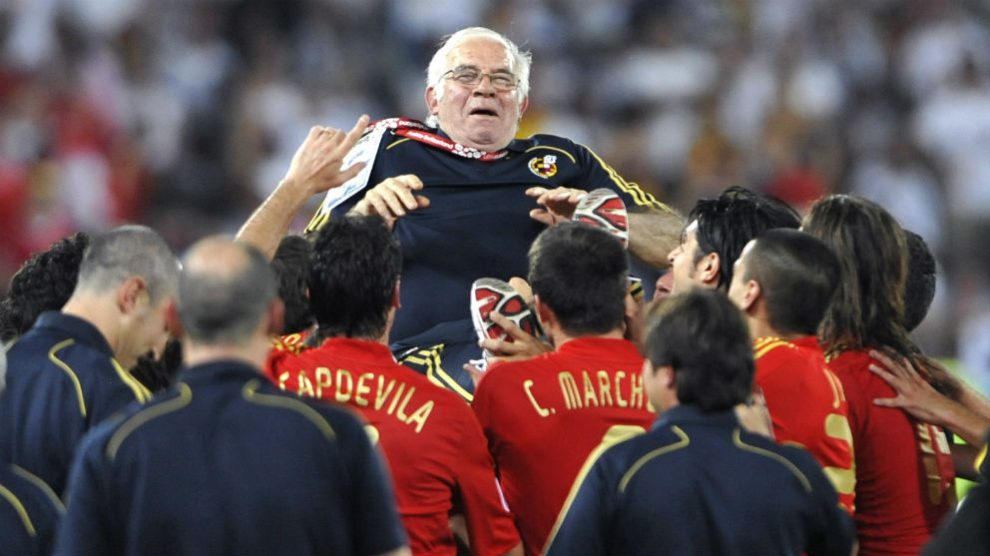 Luis Aragonés, tras ganar la Eurocopa. (AFP)