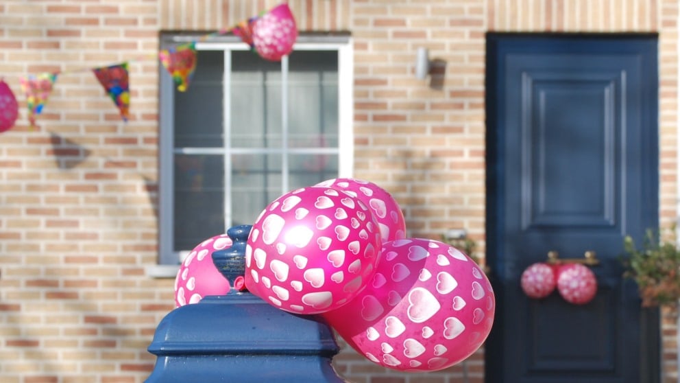 Decora tu fiesta pegando globos en paredes, puertas, columnas, etc