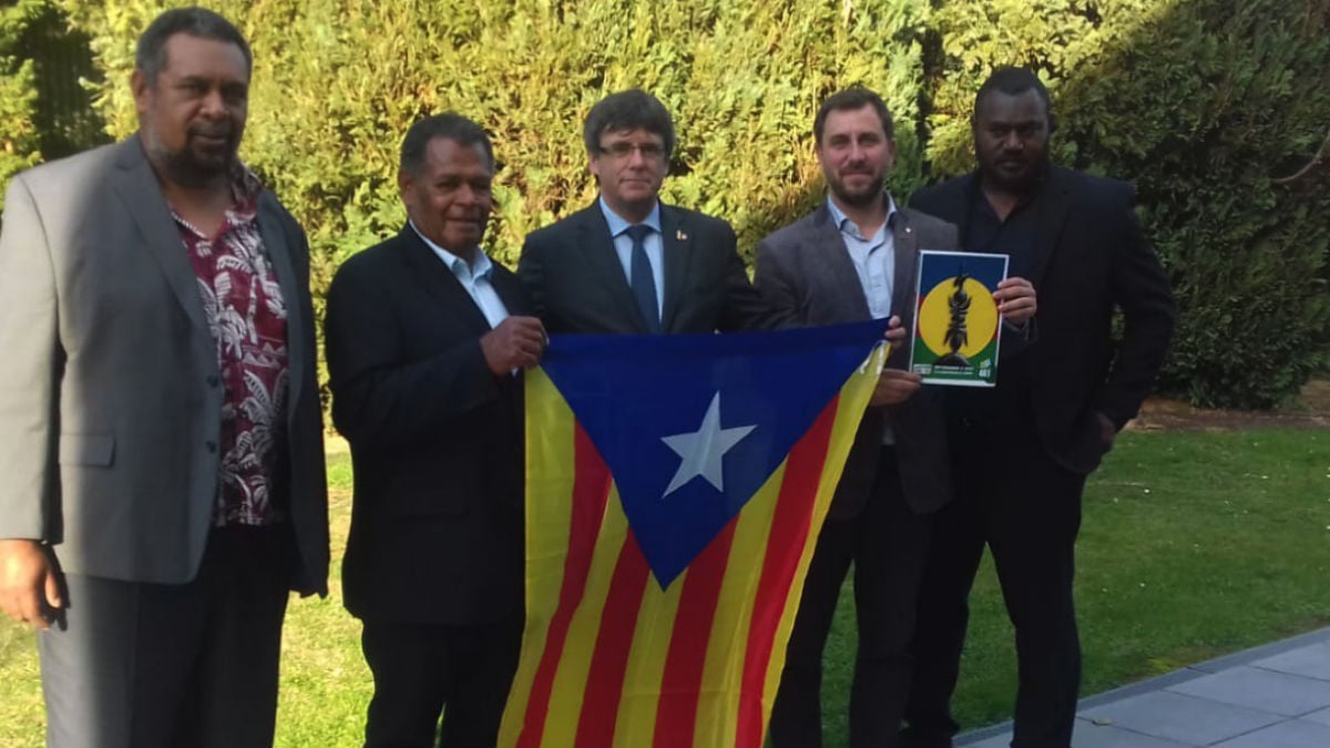 Puigdemont con independentistas de Nueva Caledonia (RRSS).