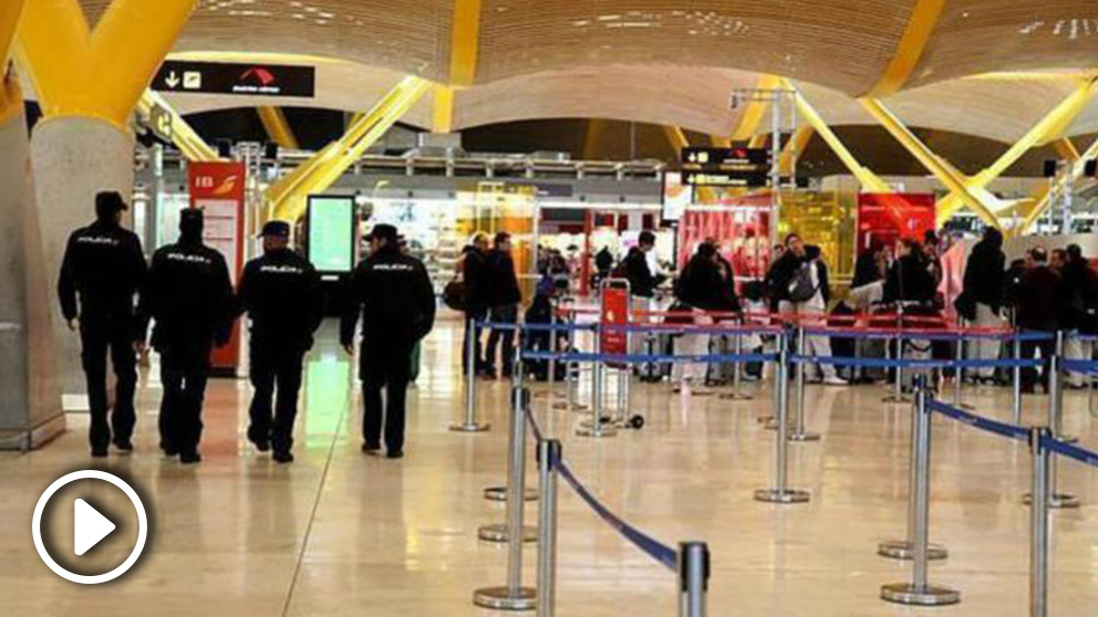 Agentes de Policía patrullan las terminales del Aeropuerto Adolfo Suárez-Madrid-Barajas. (EFE)