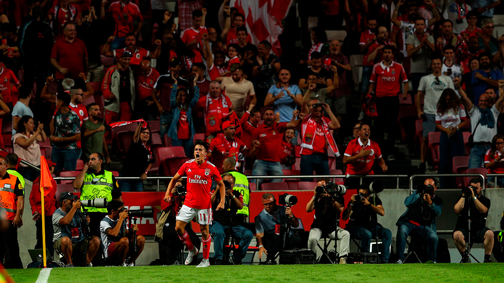 Un jugador del Benfica celebra un gol en el Estadio da Luz. (Getty)