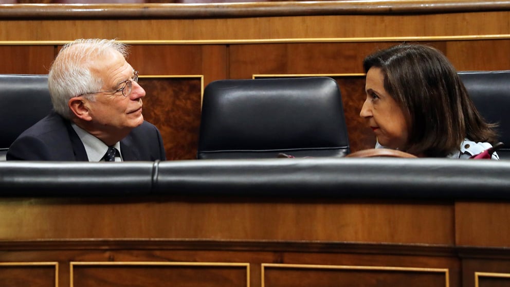 Josep Borrell y Margarita Robles. (Foto: EFE)