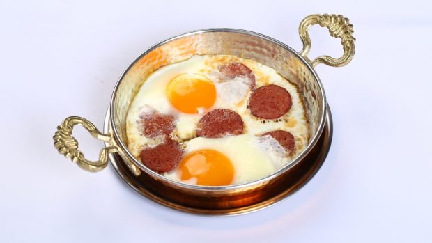 huevos al plato con chorizo