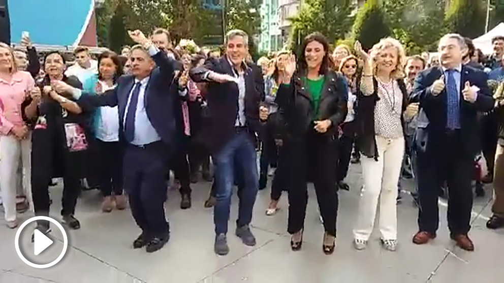 Miguel Ángel Revilla baila en un acto por la Salud Mental.