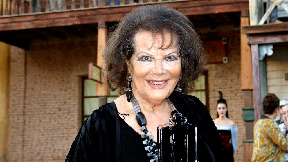 Claudia Cardinale con el premio (Foto: EFE).