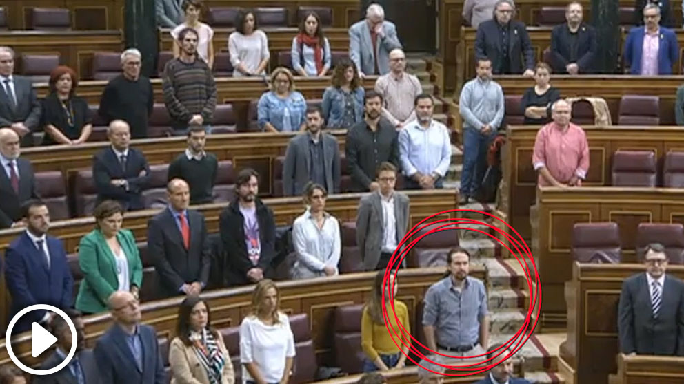 Pablo Iglesias con las manos en los bolsillos en el Congreso durante el minuto de silencio en el Congreso