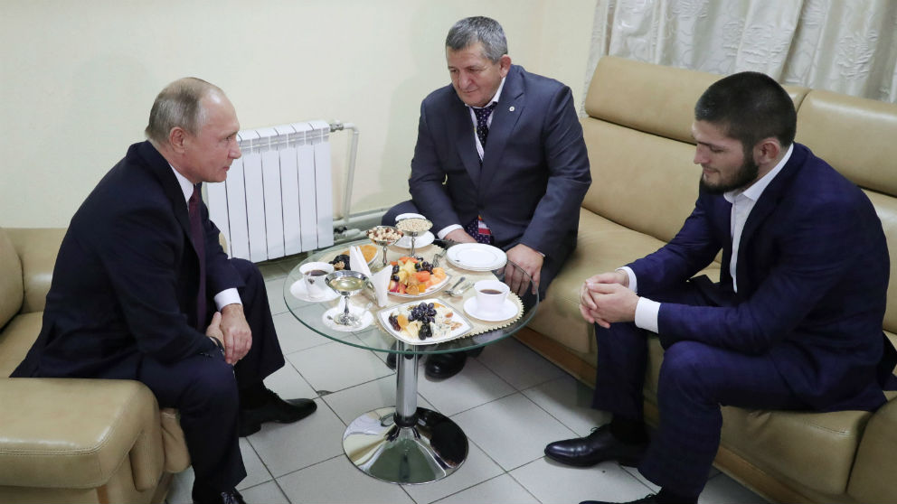 Putin conversa con Khabib en su regreso a Rusia.