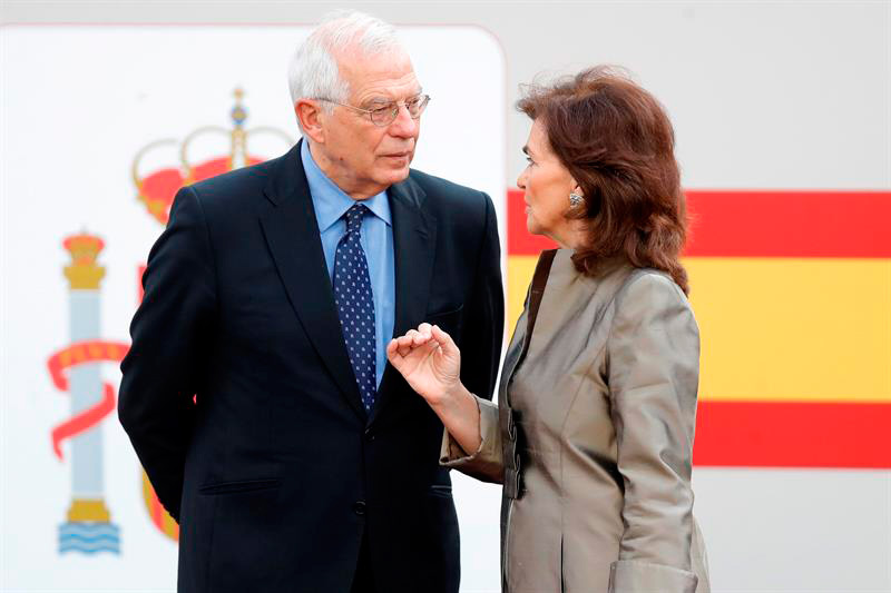 El ministro de Exteriores, Josep Borrell, y la vicepresidenta y ministra de Igualdad, Carmen Calvo.