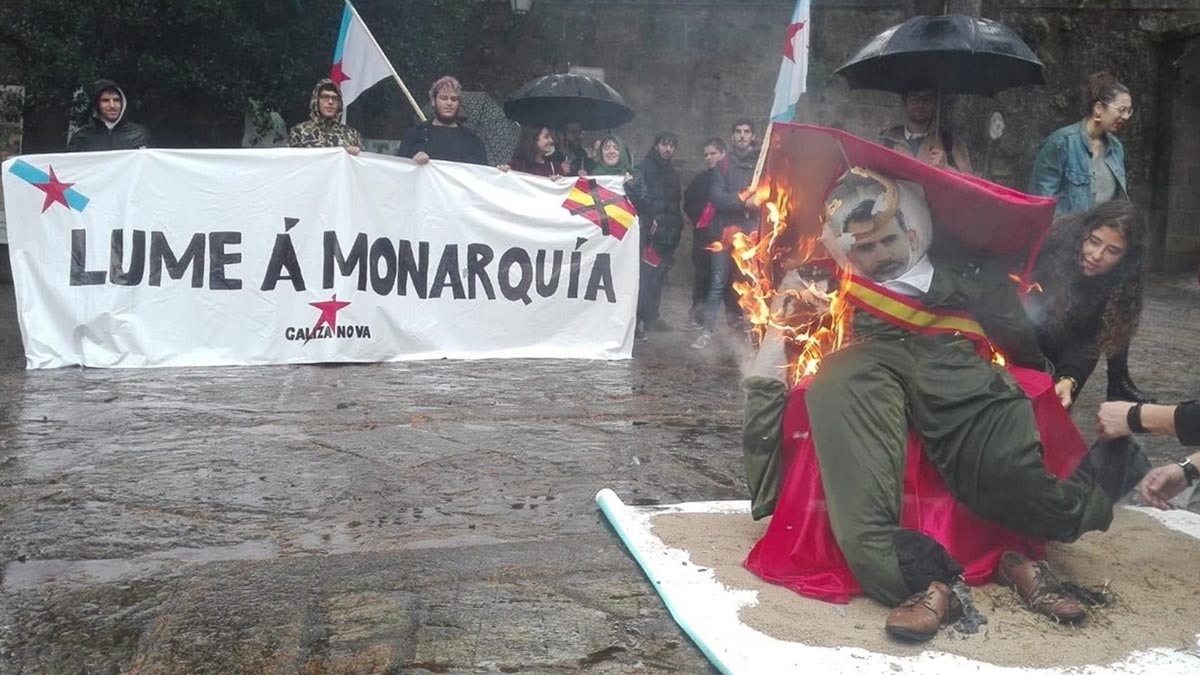 Radicales del BNG queman un muñeco del Rey. Foto: Europapress