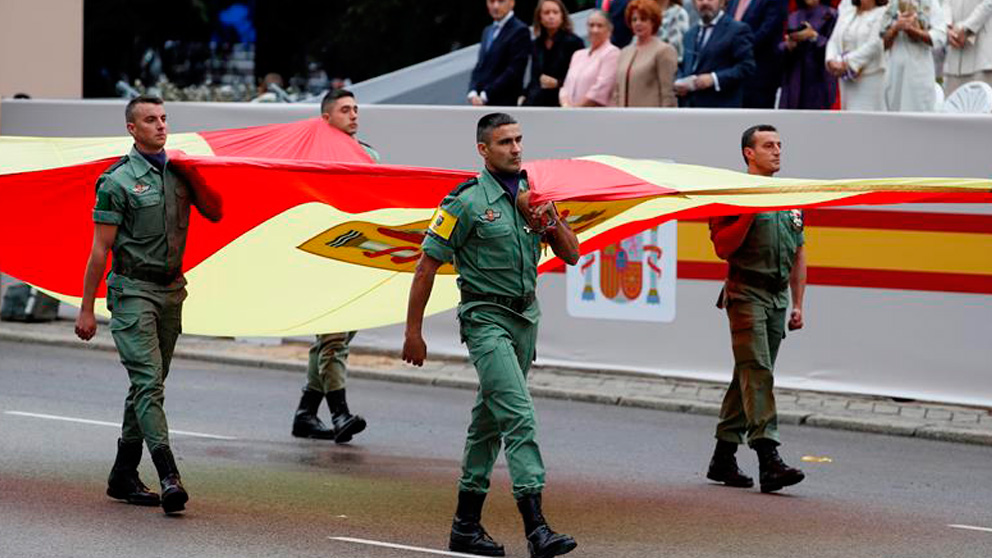 Tropas de las Fuerzas Armadas desfilan con una bandera de España. Foto: EFE