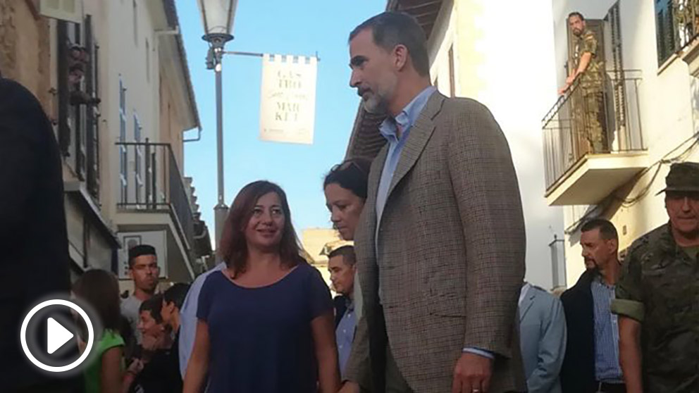Felipe VI y la presidenta balear Francina Armengol en las calles de Sant Llorenç. Foto: Europapress
