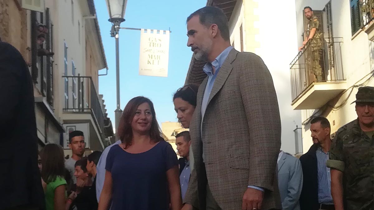Felipe VI y la presidenta balear Francina Armengol en las calles de Sant Llorenç. Foto: Europapress