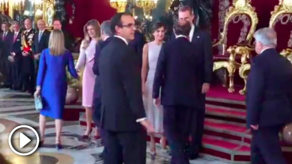 Pedro Sánchez y Begoña Gómez se saltan el protocolo y se colocan al lado de los Reyes Felipe y Letizia durante el tradicional besamanos del 12 de octubre.