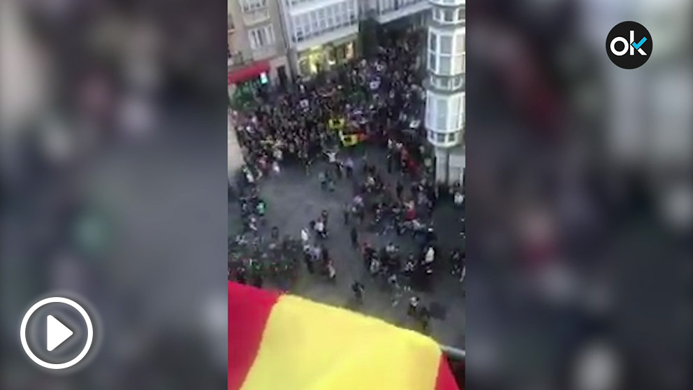 Iñaki Aramburu cuelga una bandera de España en su balcón y paso esto.